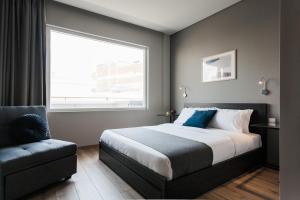 Un pat sau paturi într-o cameră la WYZ Athens Apartments by UPSTREET