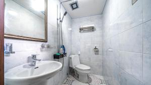 ein weißes Badezimmer mit Waschbecken und Toilette in der Unterkunft Pension Badawa in Gangneung + 131 Fotos