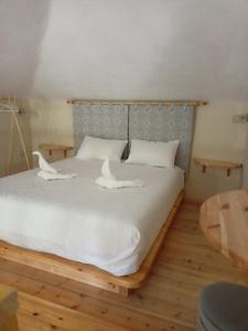 Un pat sau paturi într-o cameră la SMAG Suites