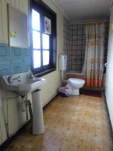 y baño con lavabo y aseo. en Hospedaje Teresita, en Puerto Montt