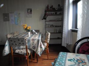 comedor con mesa, sillas y ventana en Hospedaje Teresita, en Puerto Montt