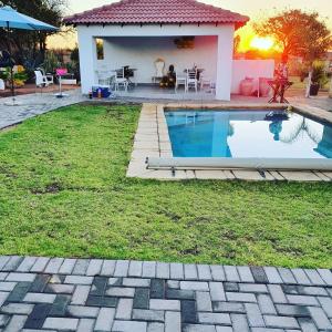 Bazén v ubytování Mminanoko Eco Guesthouse nebo v jeho okolí