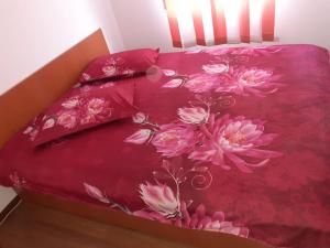 A bed or beds in a room at Casa Denisa Vidraru transfgarasan