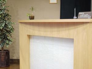 un camino in legno in una stanza con piante in vaso di Kimimachisou a Chino