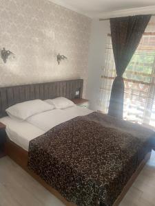 a bedroom with a bed and a window at MOTEL Restaurant NICOL ARMENIS in Armeniş