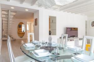 Televízia a/alebo spoločenská miestnosť v ubytovaní Luxury 350 Sq Mt flat with Terrace central Trieste