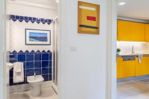 Kúpeľňa v ubytovaní Luxury 350 Sq Mt flat with Terrace central Trieste