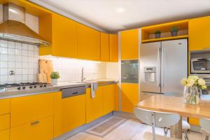 Kuchyňa alebo kuchynka v ubytovaní Luxury 350 Sq Mt flat with Terrace central Trieste