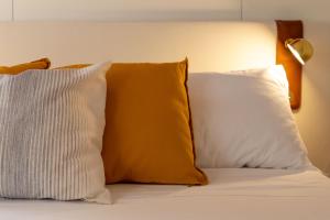 Posteľ alebo postele v izbe v ubytovaní Luxury 350 Sq Mt flat with Terrace central Trieste