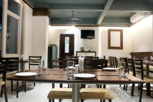 Restoran atau tempat lain untuk makan di Hotel Sri Sri Executive, Kolhapur - 5 Min Away From Mahalaxmi Temple