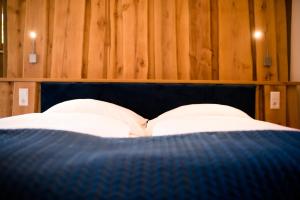 A bed or beds in a room at Weingut Georgium