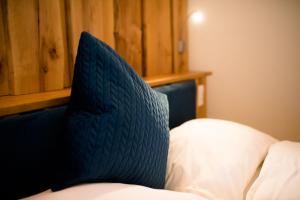 A bed or beds in a room at Weingut Georgium