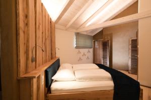 A bed or beds in a room at Weingut Georgium