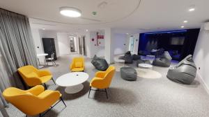 Televízia a/alebo spoločenská miestnosť v ubytovaní Residencia Universitaria Resa Málaga Centro