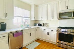 Dapur atau dapur kecil di Entire 3 bedroom house for 6 people Near SFO SF Bay Area Newly updated