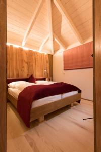 A bed or beds in a room at Weingut Georgium