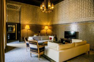 TV a/nebo společenská místnost v ubytování Riad Fes - Relais & Châteaux