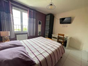 TV a/nebo společenská místnost v ubytování Chambre d'hôte