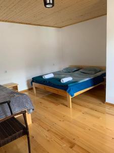 Un pat sau paturi într-o cameră la GUEST HOUSE ,, MEMORY''