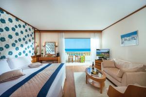 Postel nebo postele na pokoji v ubytování Constantinou Bros Athena Royal Beach Hotel