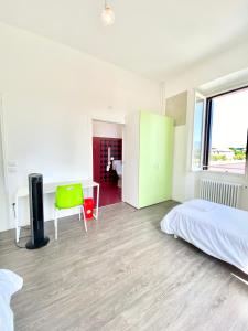 1 dormitorio con cama, escritorio y silla en BRIBANO HOSTEL & bike sharing-workers and tourists hospitality, en Sedico