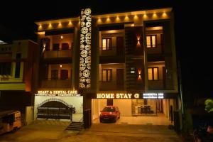 een gebouw waar een auto voor geparkeerd staat bij Home Stay @ Kommiya Inn in Kumbakonam
