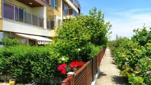 A garden outside Byala-apartment-valmira