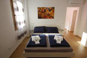 een bed in een kamer met een schilderij aan de muur bij Tre Raggi Apartment in Venetië