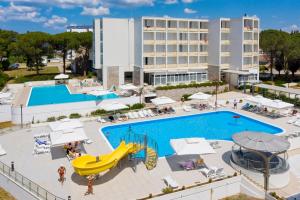 Vista de la piscina de Hotel Adria - All inclusive o d'una piscina que hi ha a prop