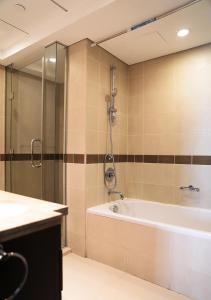 Koupelna v ubytování Nasma Luxury Stays - Fancy Apartment With Balcony Near Burj Khalifa