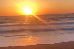 um pôr do sol na praia com o oceano em Casa del Sud em Apolakkiá