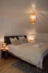 מיטה או מיטות בחדר ב-Chalet Domisiladoré - chalet haut de gamme pour 10 adultes et 2 enfants à Châtel