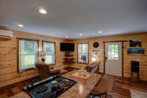 Gallery image of Dragon's Nest Cabin with Mountain Views in Robbinsville
