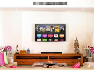 TV tai viihdekeskus majoituspaikassa Tawantok Beach Villas - SHA Extra Plus