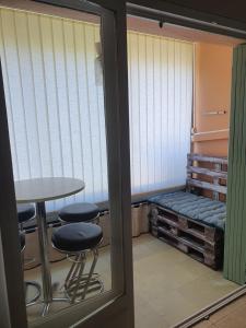 a room with a table and chairs and a bench at Joli T2 bord de mer à 2mn du marché de Sanary in Six-Fours-les-Plages +7 photos