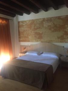 ゴリツィアにあるCasa vacanze Girardiのベッドルーム1室(ベッド1台付)が備わります。壁には絵画が飾られています。