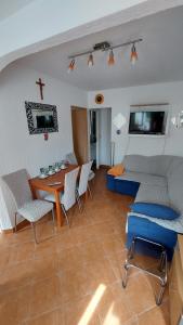ein Wohnzimmer mit Sofa und Tisch in der Unterkunft Apartment Oaza in Rogoznica