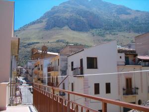 カステッランマーレ・デル・ゴルフォにあるCasa Del Generaleの山を背景とした市街の景色