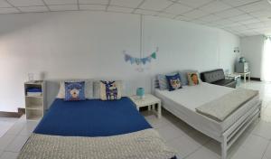チャオラオビーチにあるบ้านพักวิตามินซี จันทบุรีのベッドルーム1室(ベッド2台付)