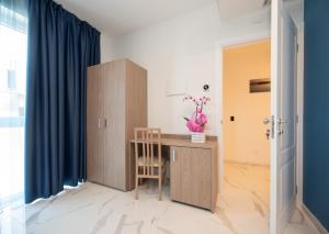 um quarto com uma secretária e uma cortina azul em Hotel Marconi Express em Bolonha