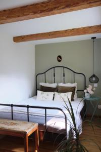 ein Schlafzimmer mit einem Metallbett mit Kissen in der Unterkunft Czereśniowy Dom in Jarkowice