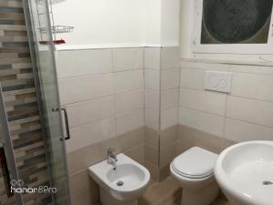 y baño con aseo y lavamanos. en Casa Viorica 2, en Ancona