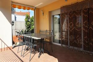 a balcony with a table and chairs on a patio at AT131 Aire acondicionado, comunidad con piscina, playa a 800m in Creixell