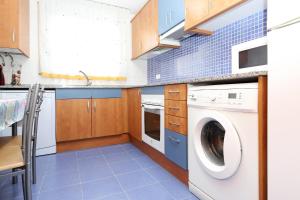 a kitchen with a washer and a washing machine at AT131 Aire acondicionado, comunidad con piscina, playa a 800m in Creixell