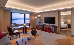 杭州市にあるGrand Hyatt Hangzhouのリビングルーム(テレビ、ベッド付)