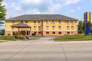 un gran edificio amarillo con aparcamiento en Comfort Inn Muscatine near Hwy 61, en Muscatine