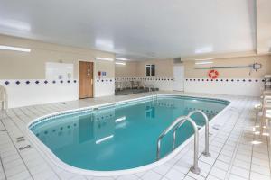 una gran piscina en una habitación de hotel en Comfort Inn Muscatine near Hwy 61, en Muscatine
