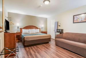 Cama ou camas em um quarto em Econo Lodge