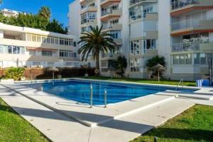 basen przed dużym budynkiem mieszkalnym w obiekcie Torresol 402 w mieście Nerja