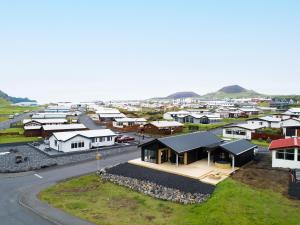 una vista aérea de una pequeña ciudad con casas en Luxury Ocean Villas en Vestmannaeyjar